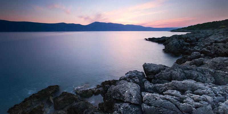 艺术品交易中的高古玉器之谜：解码红山玉龙、良渚玉琮与商周玉戈的纹饰与图腾崇拜