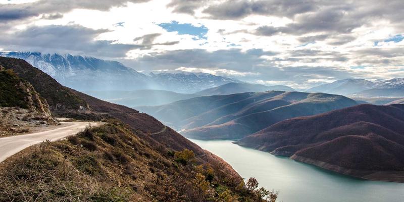 青铜器与玉器：中国古玩收藏市场的双璧辉光
